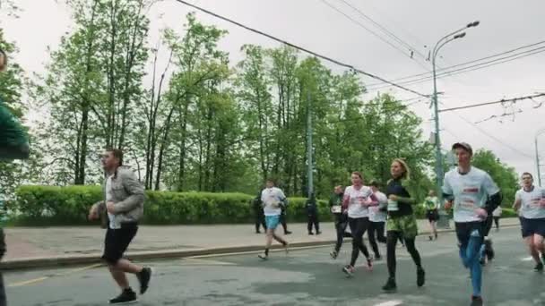 Multitud de deportistas participan en maratón corriendo en asph — Vídeo de stock