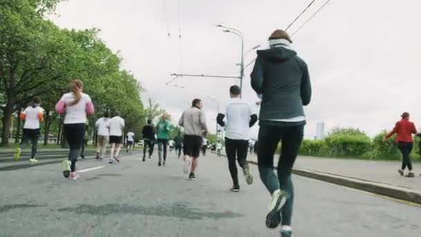 Atleta donna magra in costume sportivo che fa jogging alla maratona — Video Stock