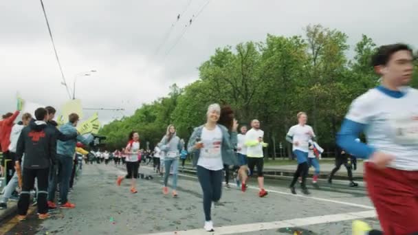 Attraktive Mädchen gestikulieren beim Laufen in die Kamera des Fotografen — Stockvideo