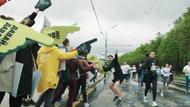 Gek vreugdevolle atleet klapt schuim handen van juichende fans op marath — Stockvideo