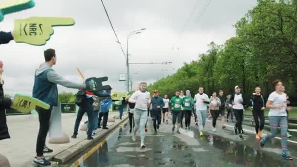 Menigte van mensen op stoep geeft hoge vijf voor atleten met — Stockvideo