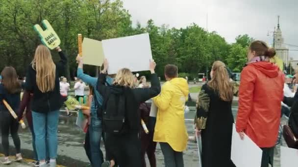 Толпа фанатов с плакатами и вспененными руками, аплодирующих марафону — стоковое видео