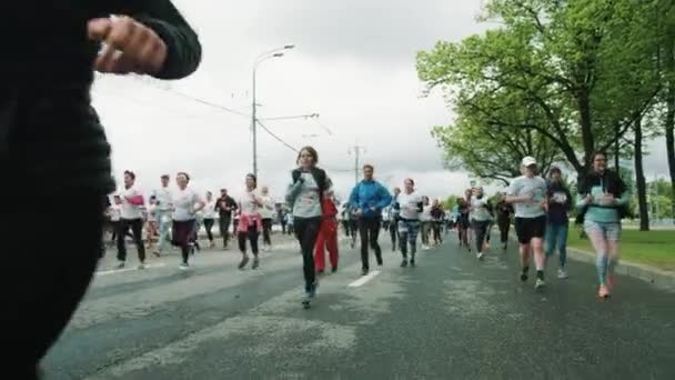 カラフルな c でマラソンを実行している別の人のジョギングの群衆 — ストック動画