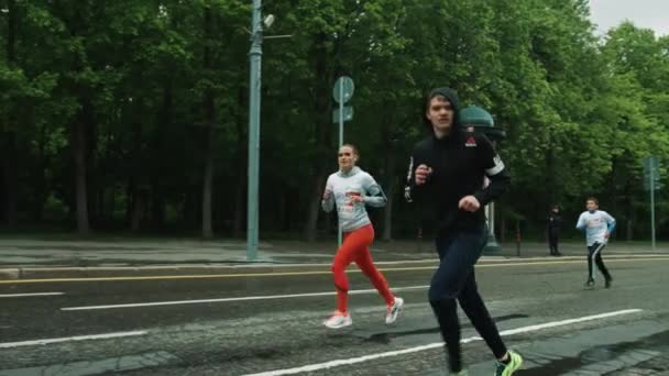 Sexy joven mujer en rojo leggings jogger corriendo maratón — Vídeos de Stock