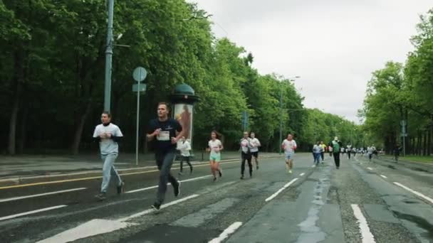 Масса разных людей бегуны марафон в красочных CL — стоковое видео