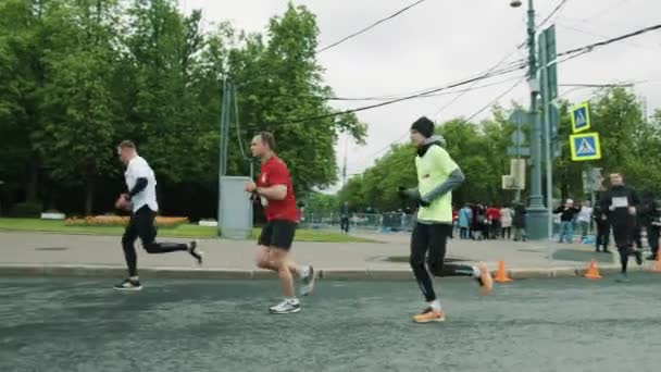 Grupo de atletas corriendo hacia la universidad estatal de Moscú — Vídeos de Stock