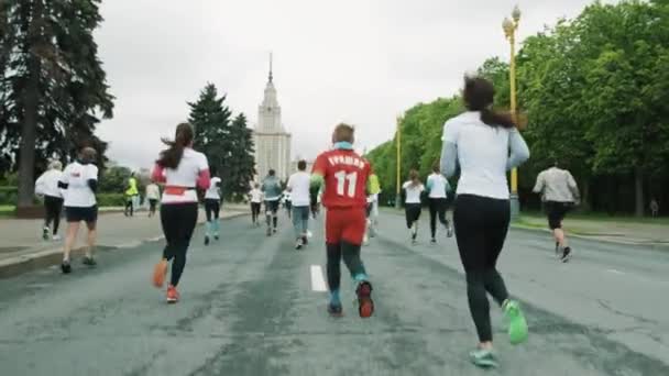 Joggers crowd running toward moscow state university — Stock Video