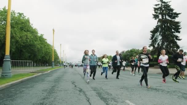 Jeune homme serre la main marathon de course dans la foule des athlètes — Video