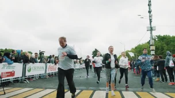 Multitud de atletas deportivos corriendo hacia la cámara durante el maratón — Vídeo de stock