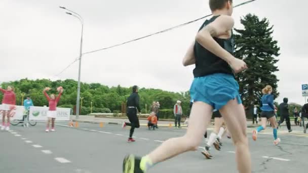 Marathon kör folksamling idrottare i sportiga kläder — Stockvideo