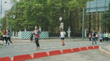 Neşeli insanlar joggers maraton sallayarak ve, el hareketi çalıştıran