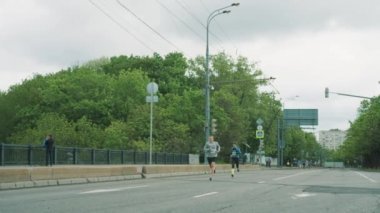 Köprü üzerinden çalışan sportif Erkekler maraton katılmak