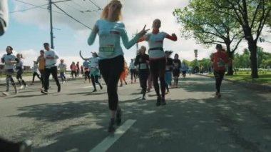 Kalabalık Joggers renkli sportif giysilerle maraton