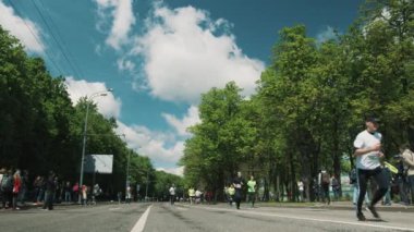 Renkli sportif giysilerle maraton insan kalabalığı