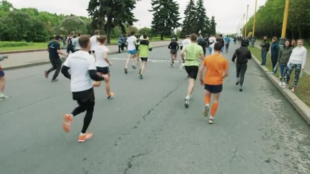Толпа бегущих людей на благотворительном марафоне, машущих руками и жестикулирующих — стоковое видео