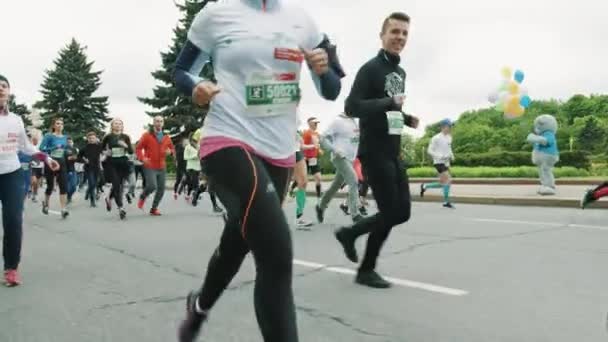 Maratón trotar multitud de atletas personas en ropa deportiva — Vídeo de stock