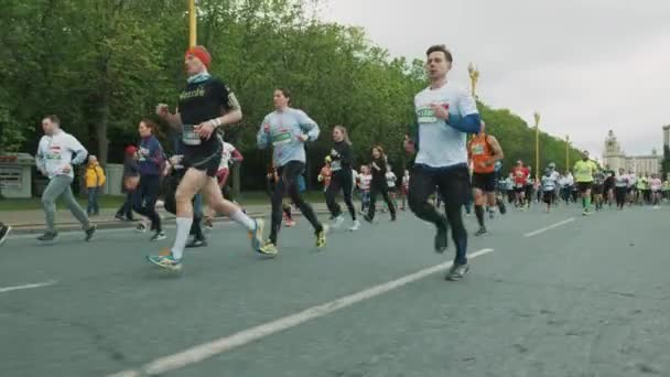 Masa de diferentes personas corriendo maratón en la carretera de la ciudad — Vídeos de Stock