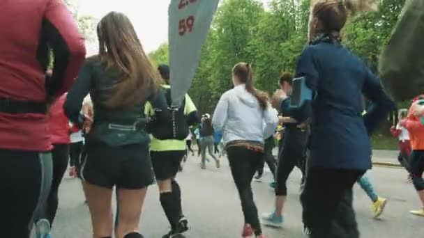 Teléfono inteligente sacudiendo en mujer atleta chaqueta bolsillo trasero en marat — Vídeo de stock