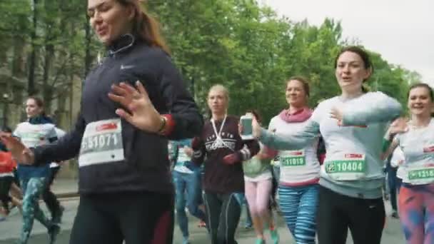 Fröhliche Frauengruppe läuft Marathon winkend und gestikulierend bei ca. — Stockvideo