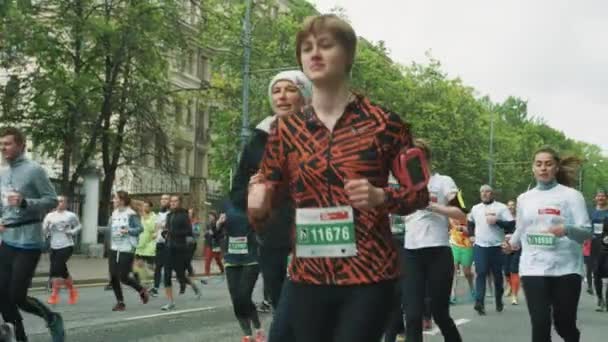 Fröhliche Freunde laufen Marathon winkend und gestikulierend — Stockvideo