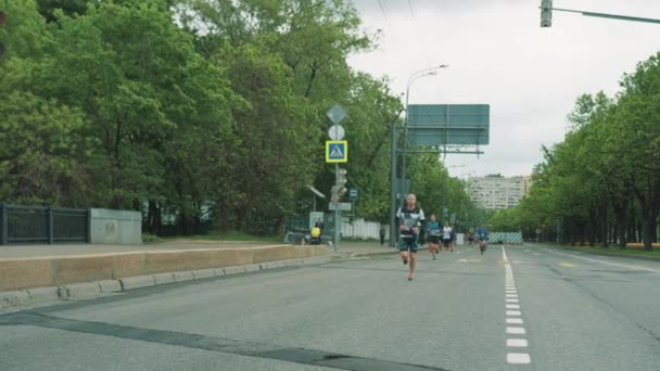 도시도로에서 마라톤을 실행 하는 대머리 족제비 운동선수 남자 — 비디오