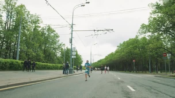 Веселый человек бежит марафон показывая большой палец вверх — стоковое видео