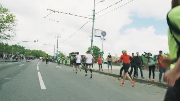 Jogadores de atleta correndo ao longo de calçadas cheias de torcedores — Vídeo de Stock