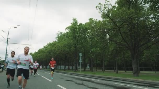 Redhead vousatý muž ukazuje toungue běží maraton — Stock video