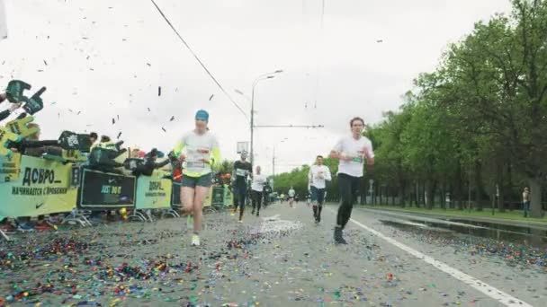 运动的运动员跑马拉松在湿沥青被盖在 — 图库视频影像