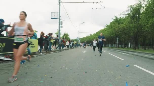 Athlètes sportifs participent à un marathon sur asphalte humide couvert — Video