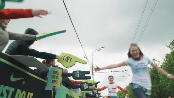 Gioioso atleta ragazza applaude schiuma mano di ventilatore dando cinque a m — Video Stock