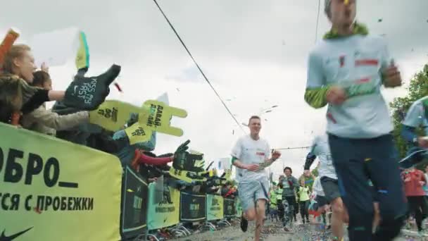 Coloridos confeti llueve en correr maratón atletas alegres — Vídeo de stock