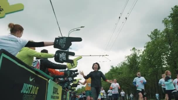 Atlet Asia gadis bertepuk tangan busa kipas memberikan tinggi lima di ma — Stok Video