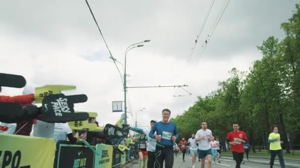 快乐的慢跑人拍手泡沫手的风扇给高五在3月 — 图库视频影像