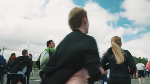 People watching athletes running marathon, cheering — Stock Video