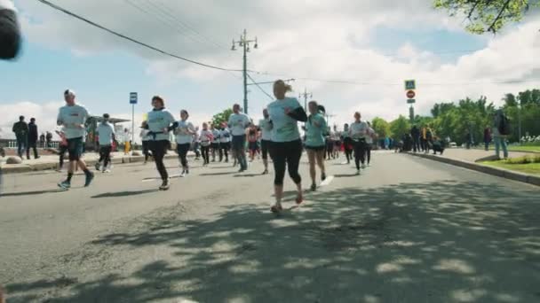 Joggergruppe läuft Marathon in bunten Sportklamotten — Stockvideo