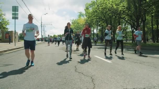 Multidão de desportistas maratona de corrida em roupas esportivas coloridas — Vídeo de Stock