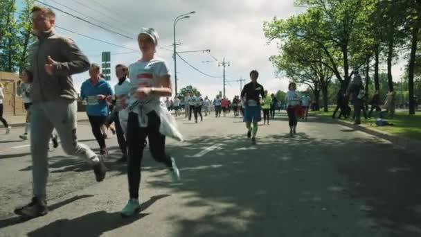 Группа спортсменов бежит марафон в разноцветной спортивной одежде — стоковое видео