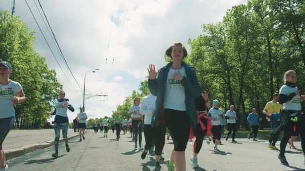 Grupo de corredores correndo maratona em roupas esportivas coloridas — Vídeo de Stock