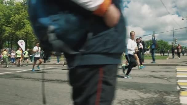 Толпа спортсменов, бегущих марафон в красочной спортивной одежде — стоковое видео