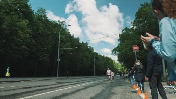 Group of athletes running marathon in colorful sportive clothes — Stock Video