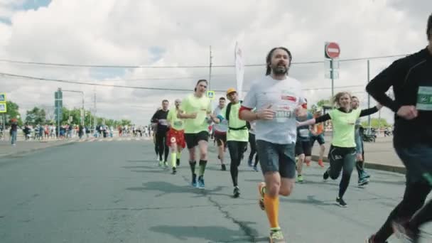 Des gens joyeux courent marathon agitant et gesticulant à la caméra — Video