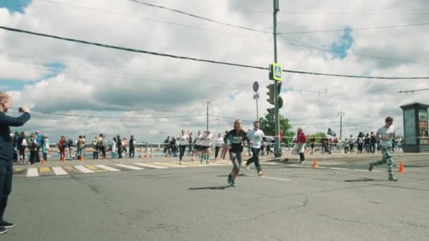 Sportif insanlar şehir cr eskrim metal çevresinde maraton — Stok video