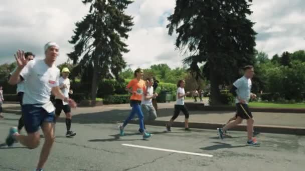 Menschenmenge verschiedener Marathonläufer in bunten Kleidern — Stockvideo