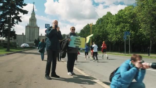 Family members cheering for athlets running marathon, russian si — Stock Video