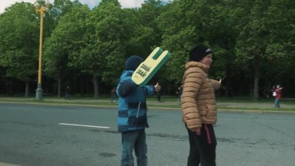 Linha de crianças alegres dá alta cinco para atletas de maratona — Vídeo de Stock