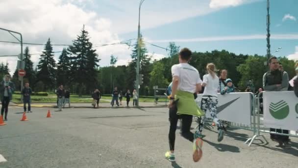 Спортсмены бегут марафон поворачивая на углу в униве Московского государства — стоковое видео