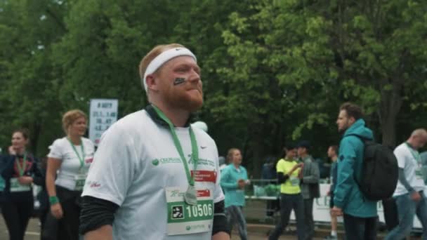 Hombre calvo animando y sonriendo después de correr maratón — Vídeos de Stock
