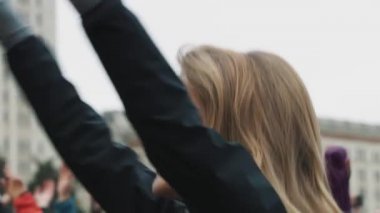 Rus model Natalia Vodianova insan kalabalığı ile germe 