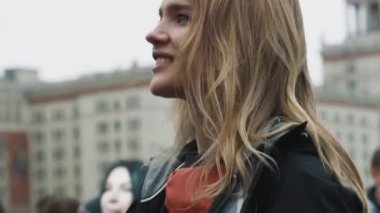 Rus model Natalia Vodianova insan kalabalığı ile ağız kavgası yapmak